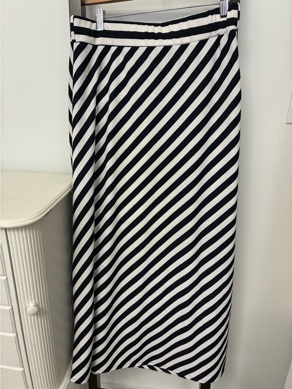 Black & White Diagonal Stripe Maxi Skirt. Size XL. Gorgeous, long, striped